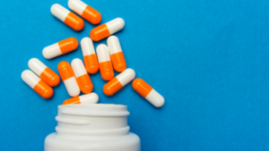 médicament encapsulé gélules oranges et blanches